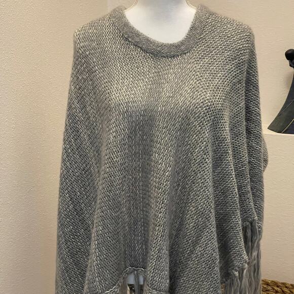 Ellen Tracy Gray Shawl with Fringes One Size 100% Acrylic - Picture 2 of 3